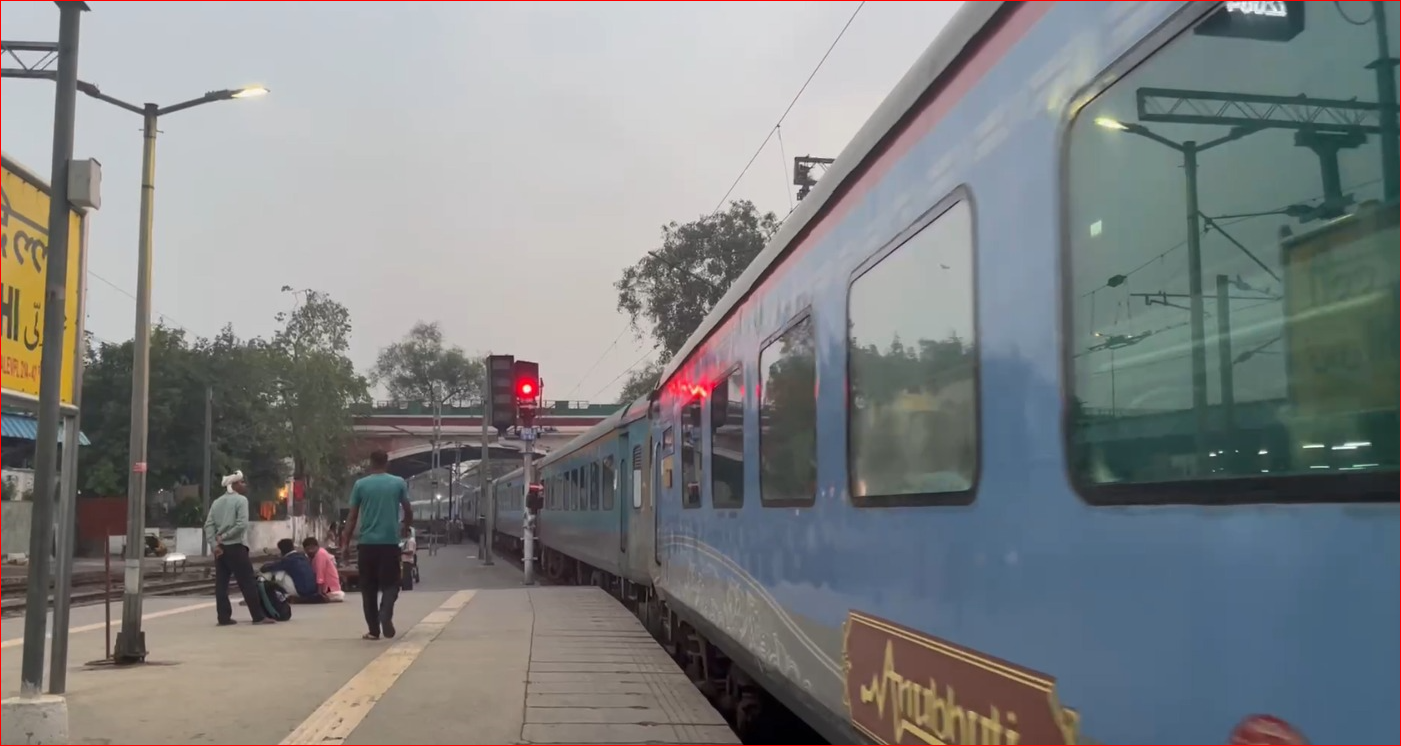 New Delhi - Lucknow Jn Swarn Shatabdi Express