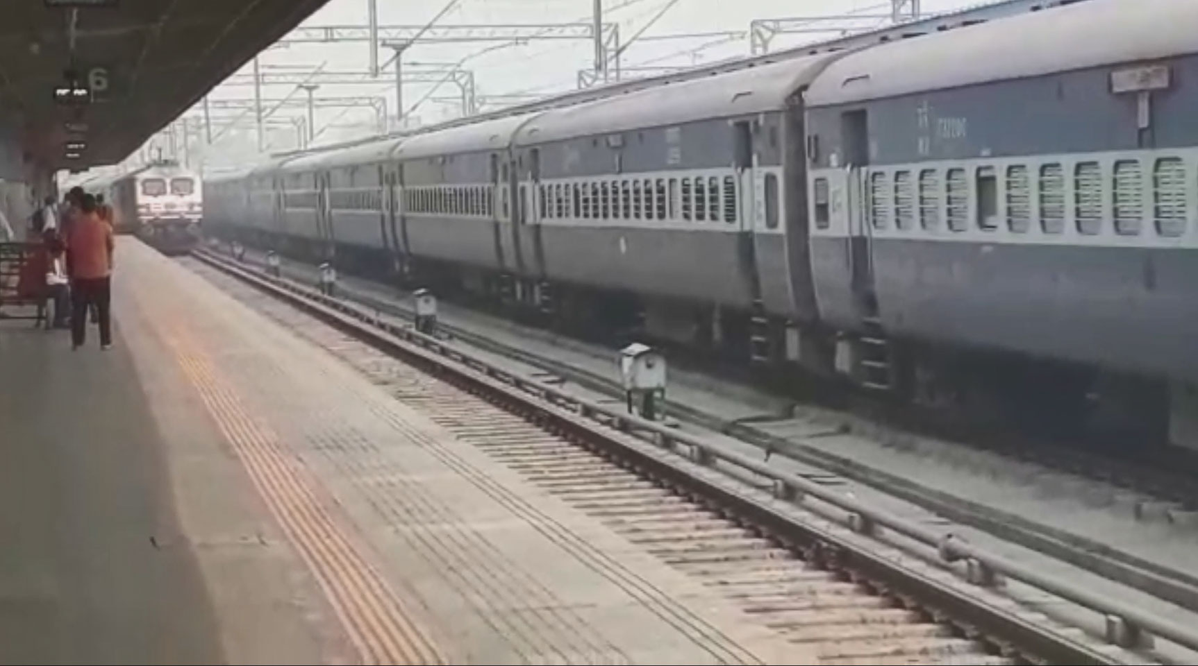 Mau - Anand Vihar Terminal Express