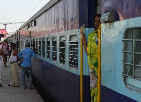 जानिए रेलवे जंक्शन पर ऐसा क्या हुआ कि छूट गई 20 यात्रियों की ट्रेन / At the Khandwa junction 20 train passengers